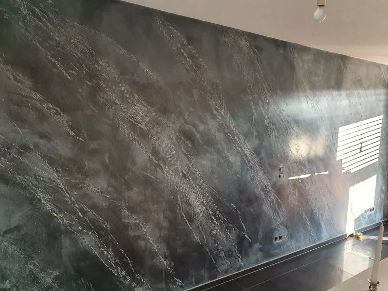 Dunkle dekorative Wandgestaltung Innenbereich Maler Romeo