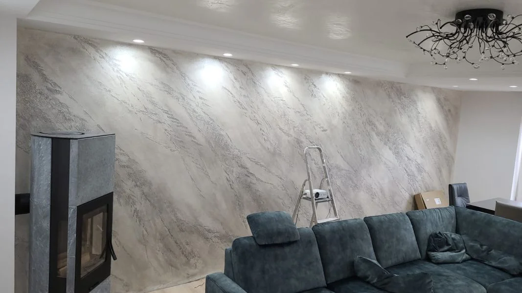 Dekorative Wandgestaltung Wohnzimmer grau strukturierte Oberfläche