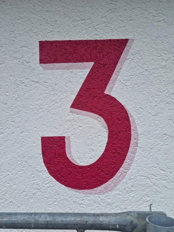 Hausnummer rot Fassadengestaltung Detail Aargau