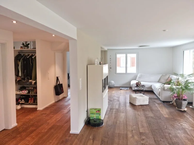 Wohnzimmer mit neu gestalteten Wänden durch Romeo Malergeschäft