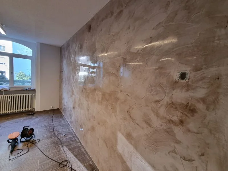 Dekorative Wandgestaltung mit strukturierter Oberfläche durch Romeo Malergeschäft