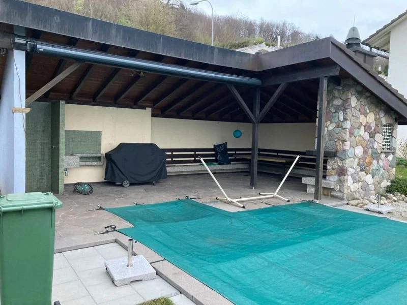 Malerarbeiten bei Sitzplatzüberdachung vor der Fertigstellung