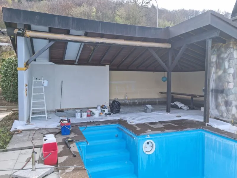 Malerarbeiten am Poolbereich während der Ausführung