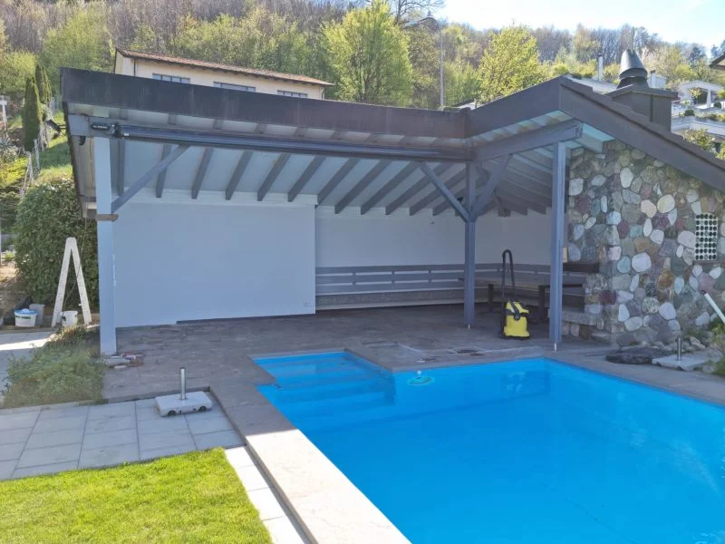 Fertiger Poolbereich mit frisch gestrichenem Aussenanstrich