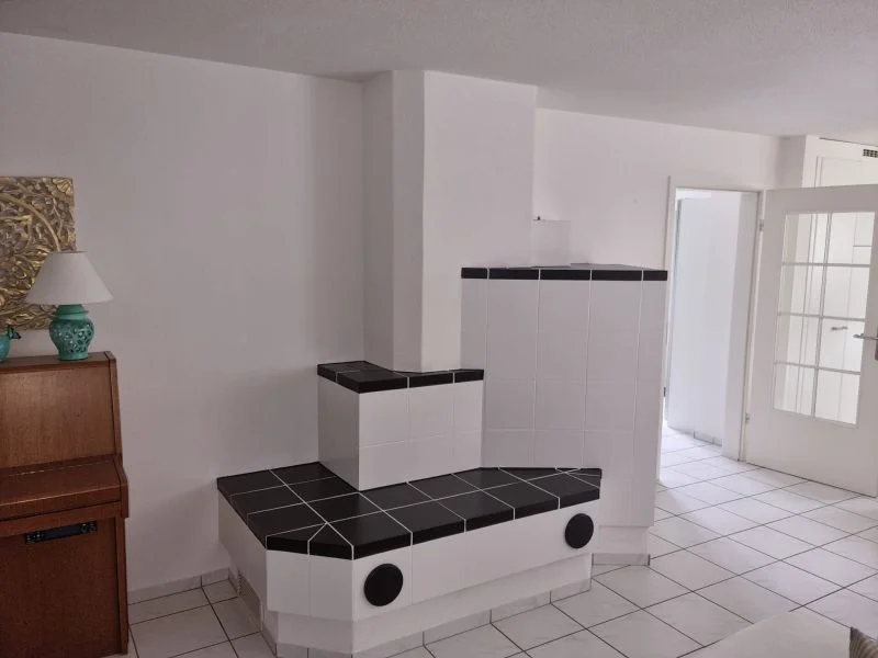 Innenbereich mit Ofen und sauber ausgeführten Malerarbeiten